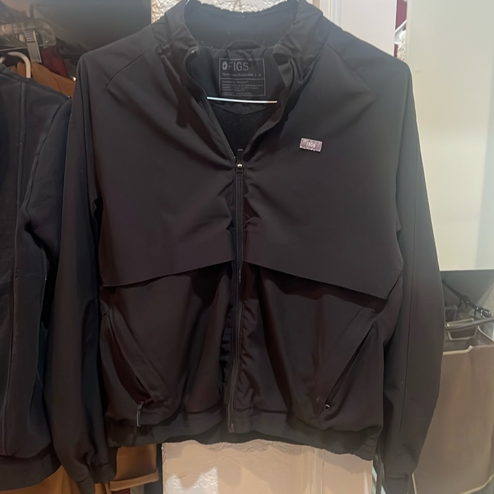 Black figs sydney scrub jacket
Medium